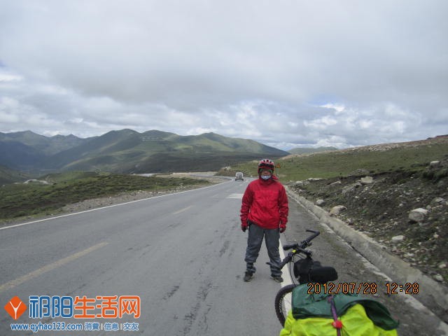高原上的天气很冷，晚上要盖棉被，白天早晨穿棉衣。
