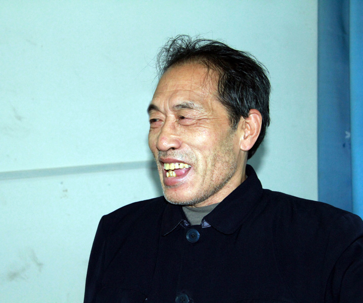 笑得合不上嘴的胡崇高（外号徐瞎子）。.jpg