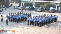 县交警大队隆重举行升国旗仪式