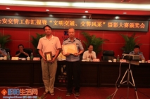 李文祁同志在市“文明交通，交警风采”摄影大赛中喜获一等奖。