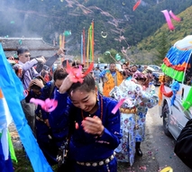 谨以此片献给天下各族女同胞们，你们辛苦了！祝“三·八”妇女节快乐开心！